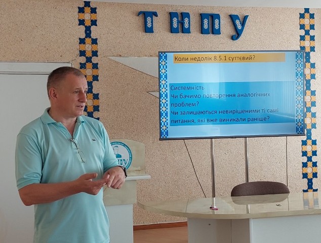 доповідає Андрій Огнистий